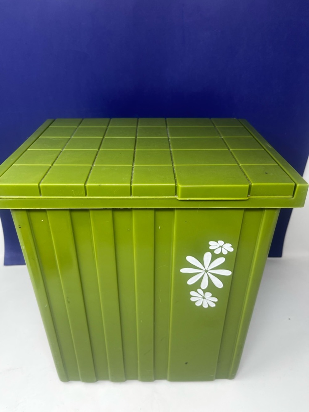 1960’s Fesco Y-123 Avocado Green Flip lid Wastebasket - Picture 2 of 10